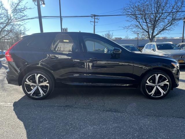 2024 Volvo XC60 B5 Ultimate Dark Theme