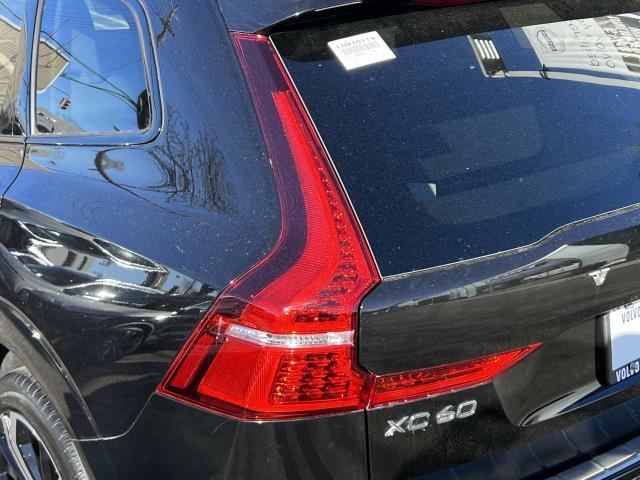 2024 Volvo XC60 B5 Ultimate Dark Theme