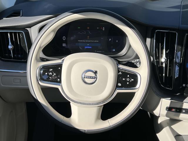 2024 Volvo XC60 B5 Ultimate Dark Theme