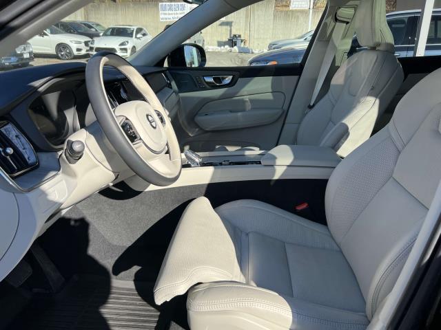 2024 Volvo XC60 B5 Ultimate Dark Theme