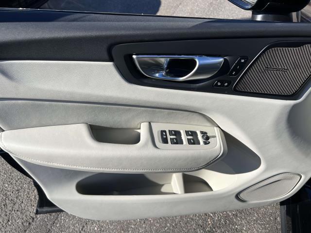 2024 Volvo XC60 B5 Ultimate Dark Theme