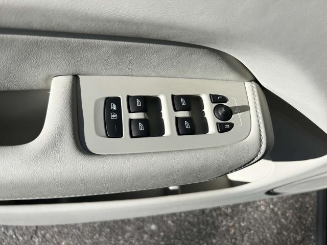 2024 Volvo XC60 B5 Ultimate Dark Theme