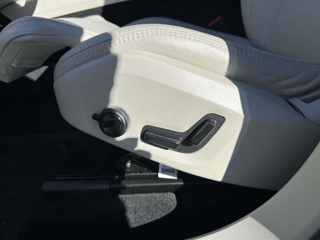 2024 Volvo XC60 B5 Ultimate Dark Theme