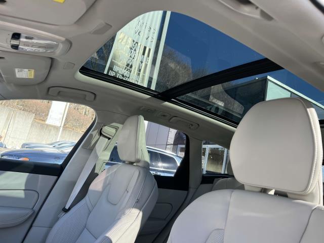 2024 Volvo XC60 B5 Ultimate Dark Theme