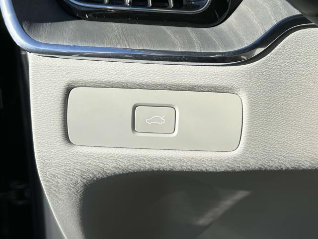 2024 Volvo XC60 B5 Ultimate Dark Theme