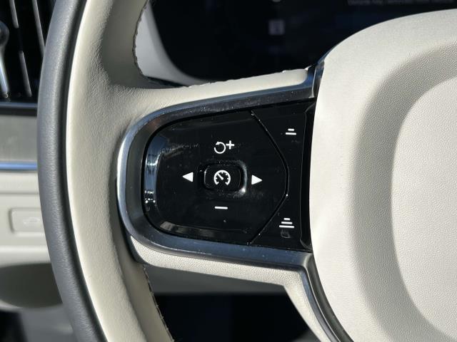 2024 Volvo XC60 B5 Ultimate Dark Theme