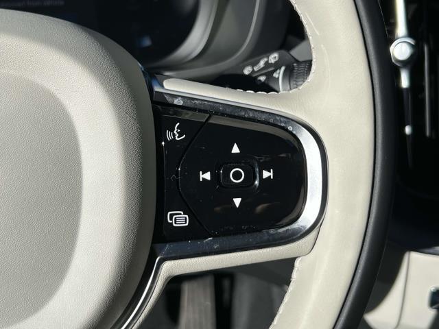 2024 Volvo XC60 B5 Ultimate Dark Theme
