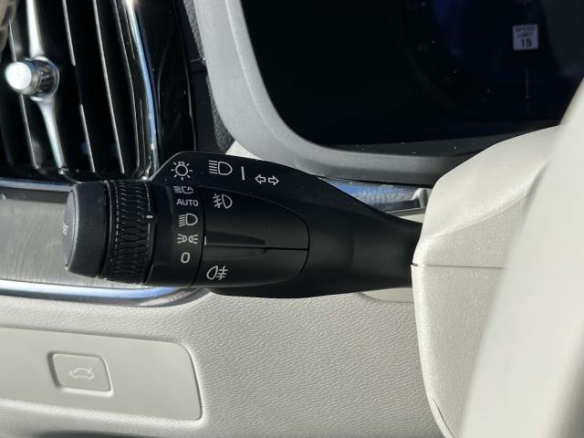 2024 Volvo XC60 B5 Ultimate Dark Theme