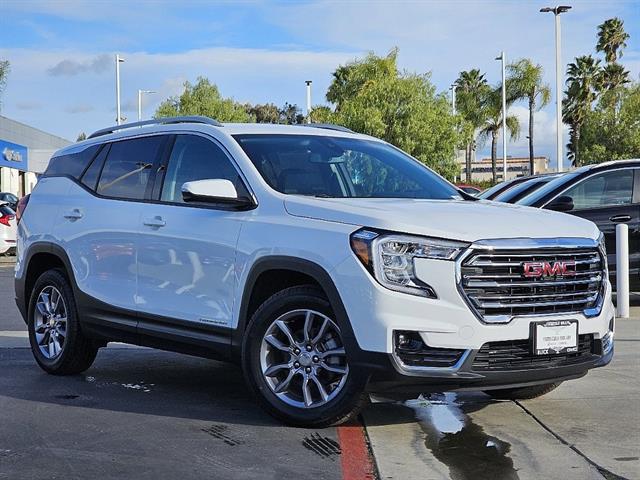 2024 GMC Terrain AWD SLT 2