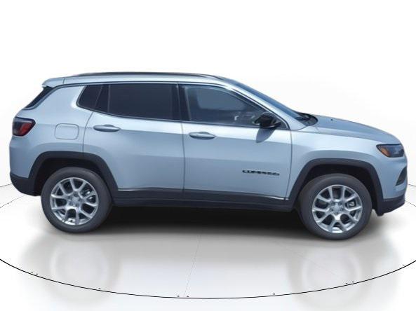 2024 Jeep Compass COMPASS LATITUDE LUX 4X4