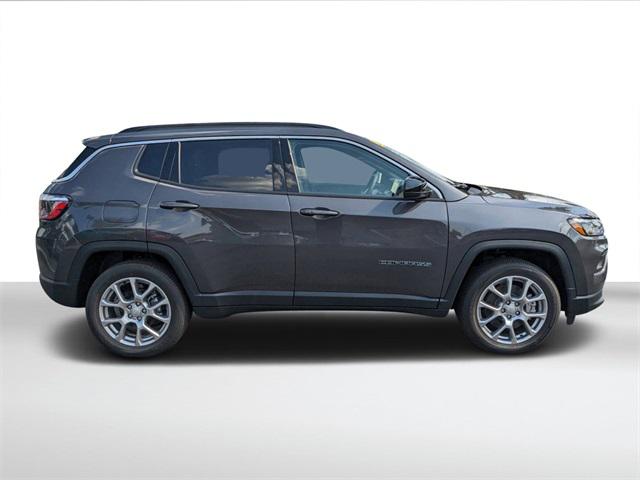 2024 Jeep Compass COMPASS LATITUDE LUX 4X4