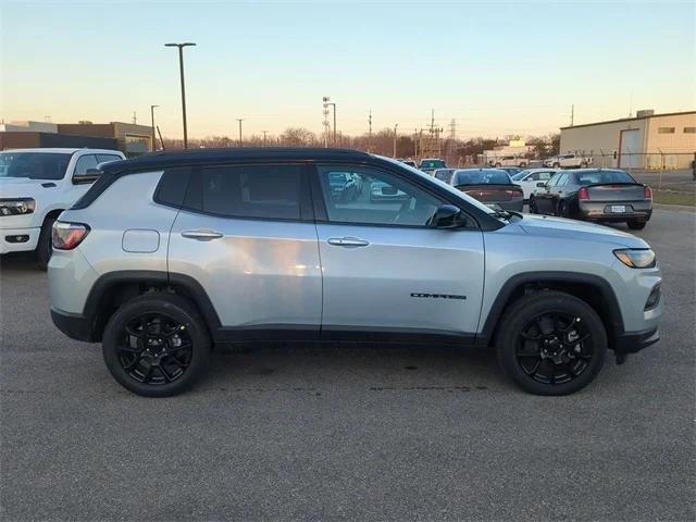 2024 Jeep Compass COMPASS LATITUDE 4X4