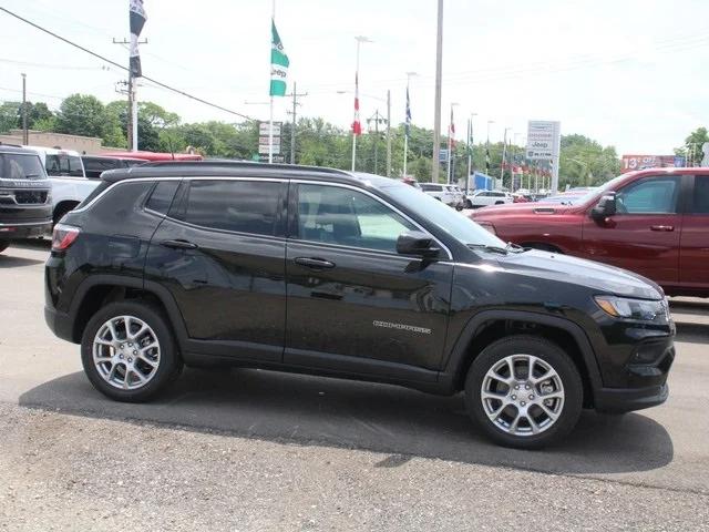 2024 Jeep Compass COMPASS LATITUDE LUX 4X4