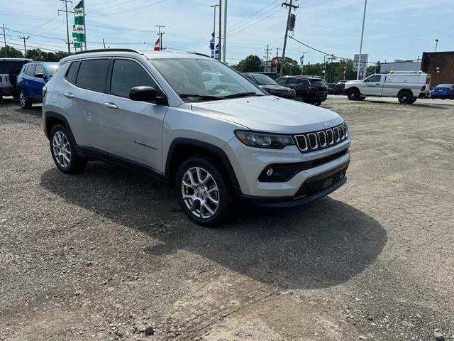 2024 Jeep Compass COMPASS LATITUDE LUX 4X4