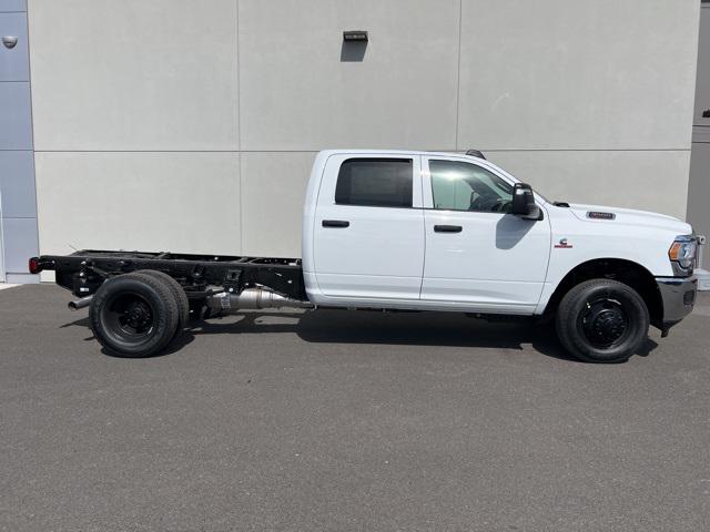 2024 RAM Ram 3500 Chassis Cab RAM 3500 TRADESMAN CREW CAB CHASSIS 4X4 60 CA