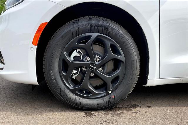 New 2024 Chrysler Pacifica Hybrid For Sale in Millington, TN
