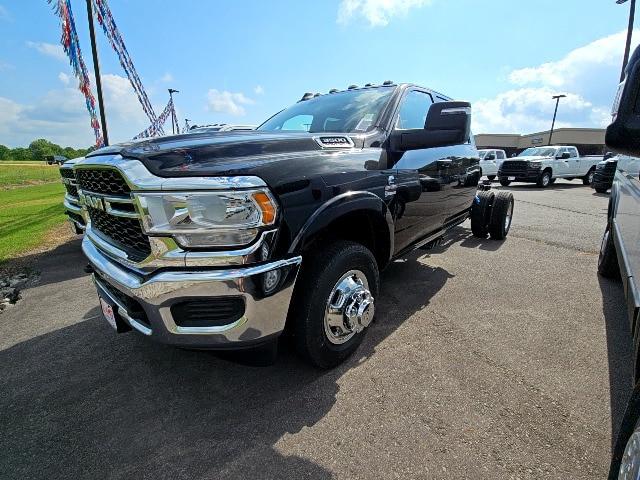 2024 RAM Ram 3500 Chassis Cab RAM 3500 TRADESMAN CREW CAB CHASSIS 4X4 60 CA