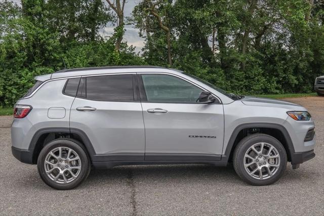 2024 Jeep Compass COMPASS LATITUDE LUX 4X4