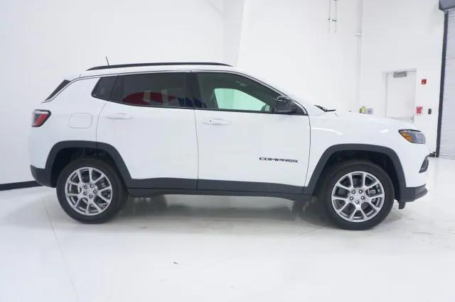 2024 Jeep Compass COMPASS LATITUDE LUX 4X4