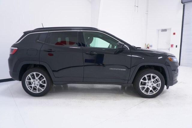 2024 Jeep Compass COMPASS LATITUDE LUX 4X4