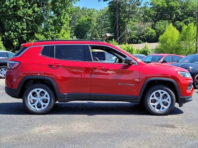 2024 Jeep Compass COMPASS LATITUDE 4X4