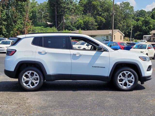 2024 Jeep Compass COMPASS LATITUDE 4X4