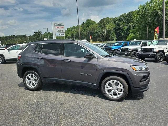 2024 Jeep Compass COMPASS LATITUDE 4X4