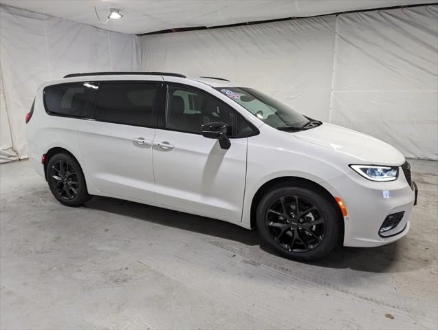 2024 Chrysler Pacifica PACIFICA TOURING L