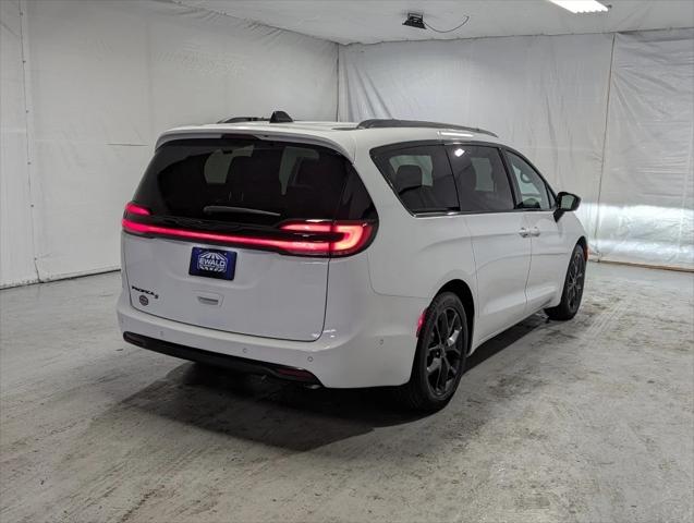 2024 Chrysler Pacifica PACIFICA TOURING L