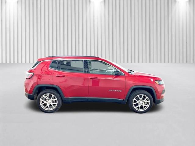 2024 Jeep Compass COMPASS LATITUDE LUX 4X4