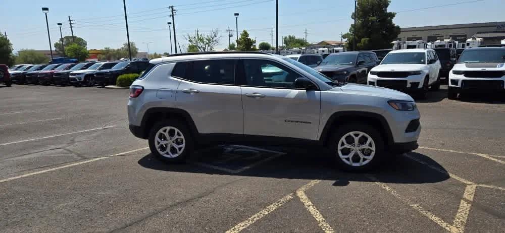 2024 Jeep Compass COMPASS LATITUDE 4X4