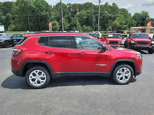 2024 Jeep Compass COMPASS LATITUDE 4X4