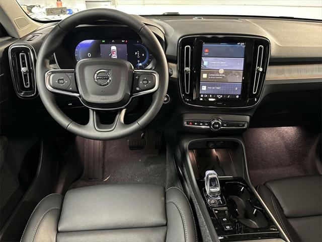 2024 Volvo XC40 B5 Ultimate Dark Theme