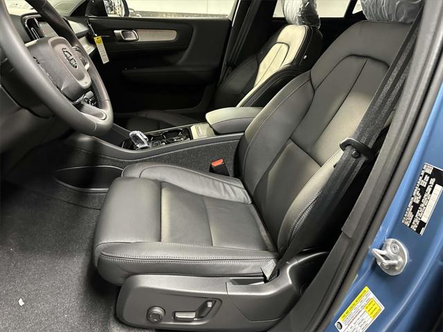 2024 Volvo XC40 B5 Ultimate Dark Theme