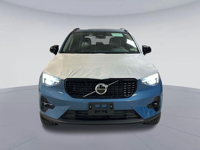 2024 Volvo XC40 B5 Ultimate Dark Theme