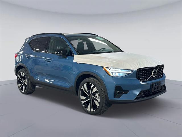 2024 Volvo XC40 B5 Ultimate Dark Theme