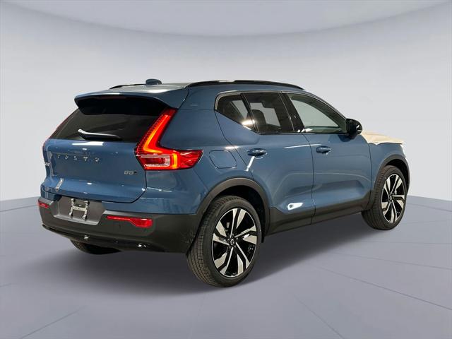2024 Volvo XC40 B5 Ultimate Dark Theme