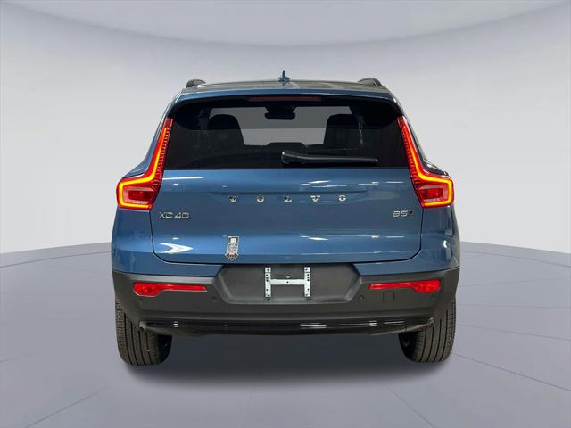 2024 Volvo XC40 B5 Ultimate Dark Theme