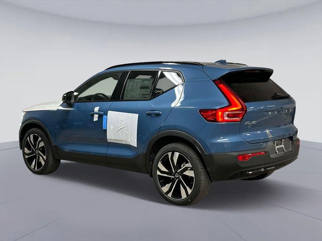2024 Volvo XC40 B5 Ultimate Dark Theme