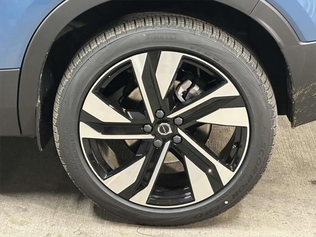 2024 Volvo XC40 B5 Ultimate Dark Theme