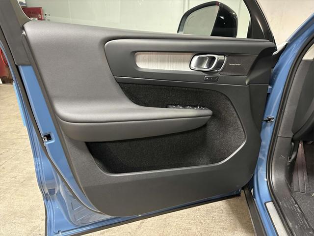 2024 Volvo XC40 B5 Ultimate Dark Theme