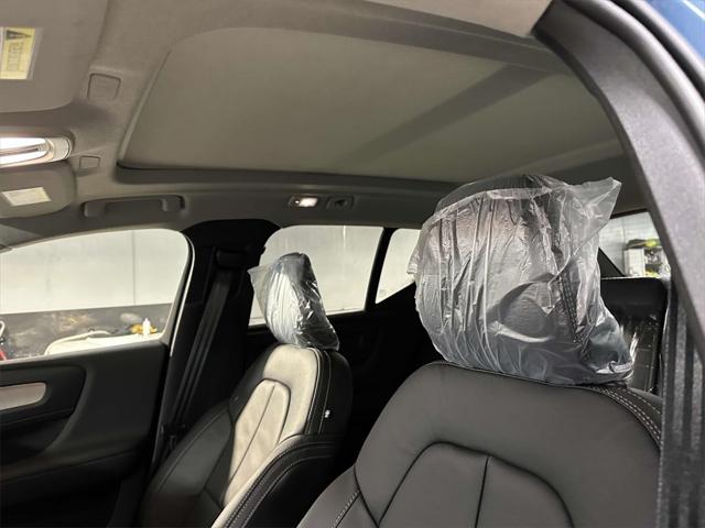 2024 Volvo XC40 B5 Ultimate Dark Theme