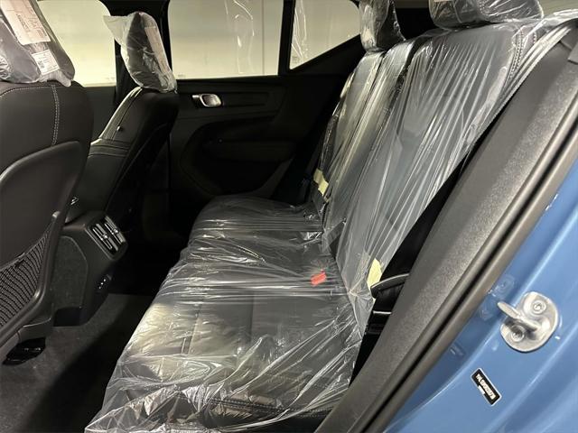 2024 Volvo XC40 B5 Ultimate Dark Theme