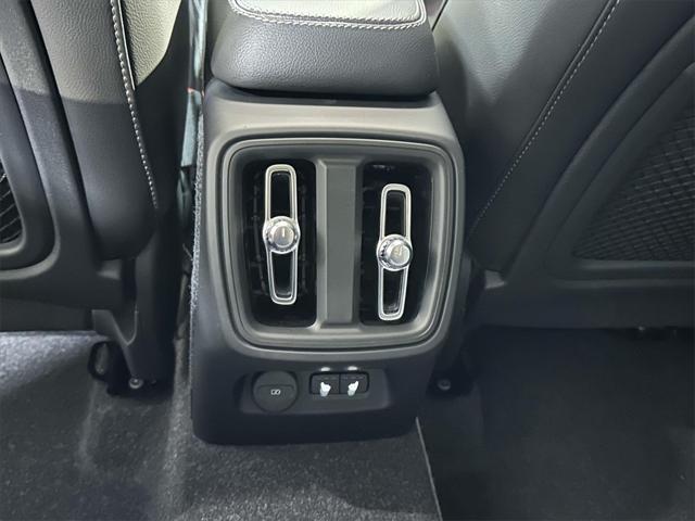 2024 Volvo XC40 B5 Ultimate Dark Theme