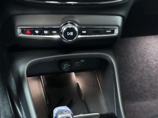 2024 Volvo XC40 B5 Ultimate Dark Theme