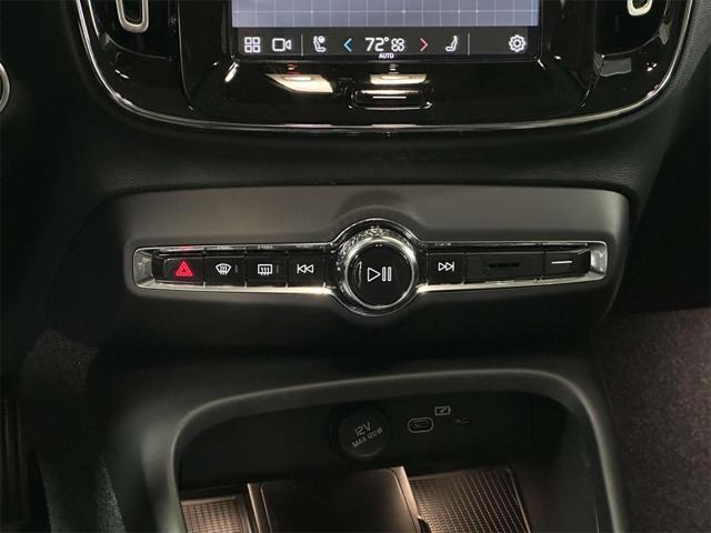 2024 Volvo XC40 B5 Ultimate Dark Theme