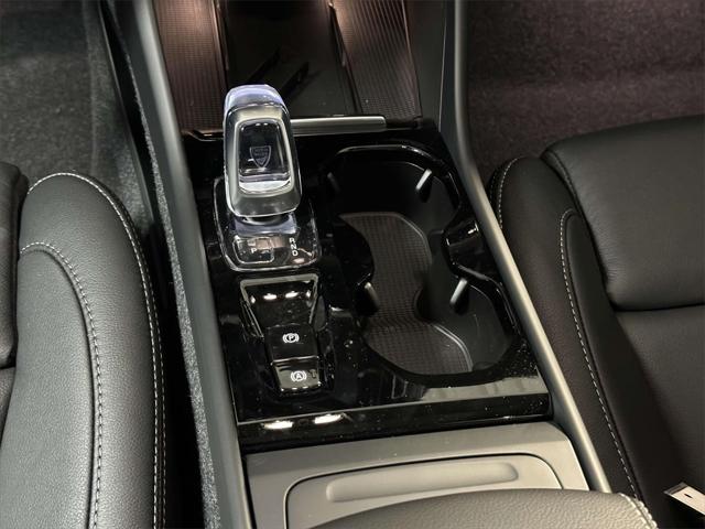 2024 Volvo XC40 B5 Ultimate Dark Theme