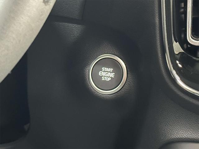 2024 Volvo XC40 B5 Ultimate Dark Theme