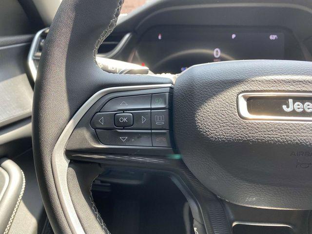 2023 Jeep Grand Cherokee Laredo 4x4