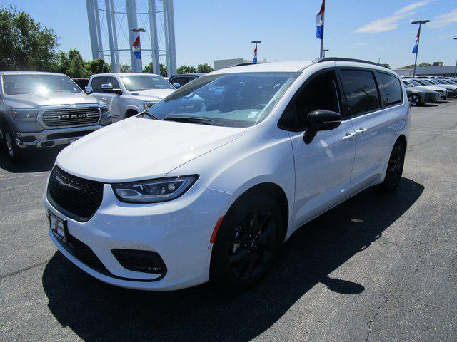 2024 Chrysler Pacifica PACIFICA TOURING L